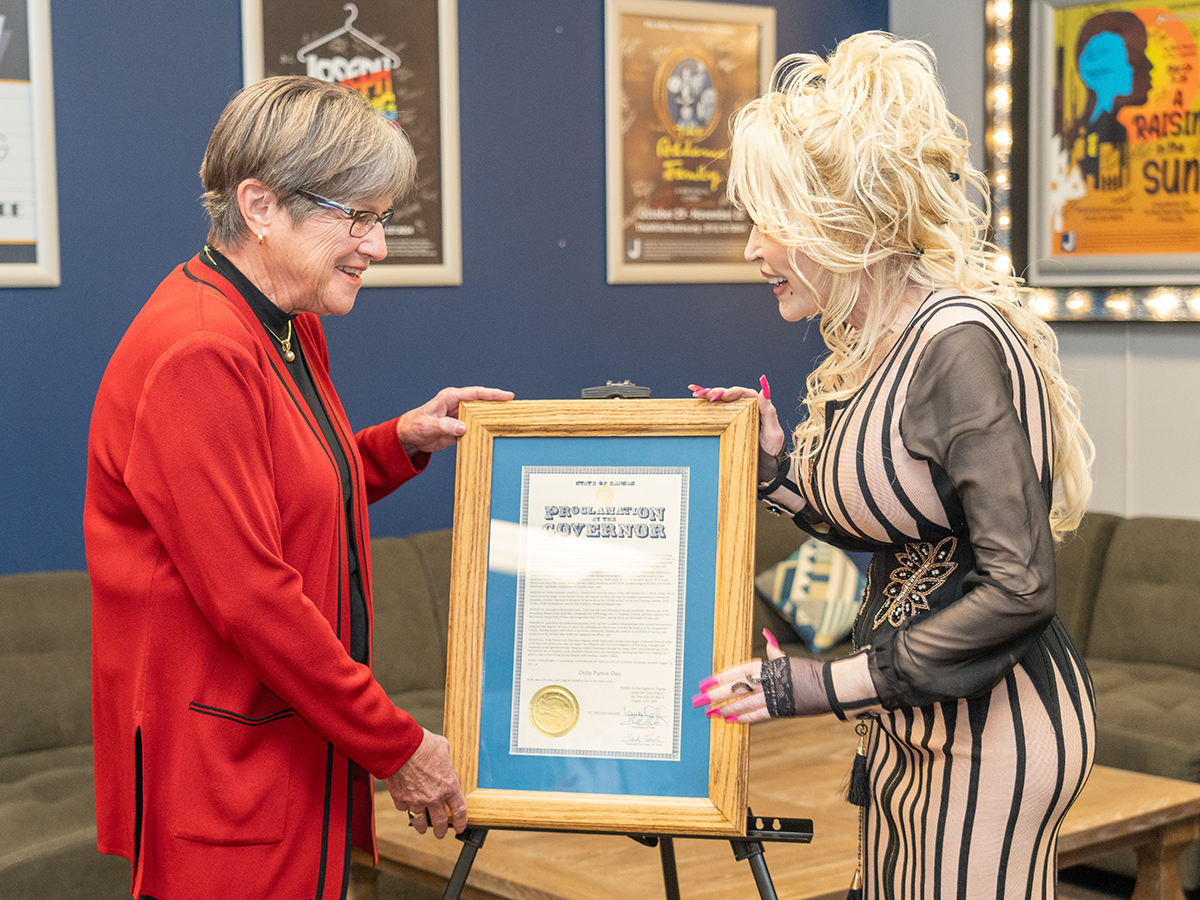 Governor Kelly presenting the proclamation to Dolly Parton